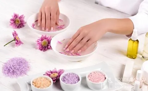 Очистить кожу рук поможет теплая ванночка с морской солью