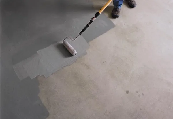Краска для бетона одновременно обеспылит, придаст привлекательный вид, снизит впитываемость влаги