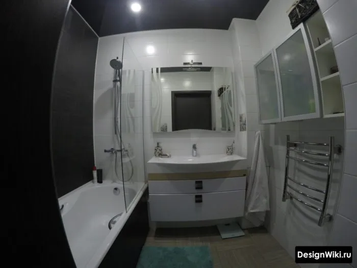 Матовый черный натяжной потолок в ванной