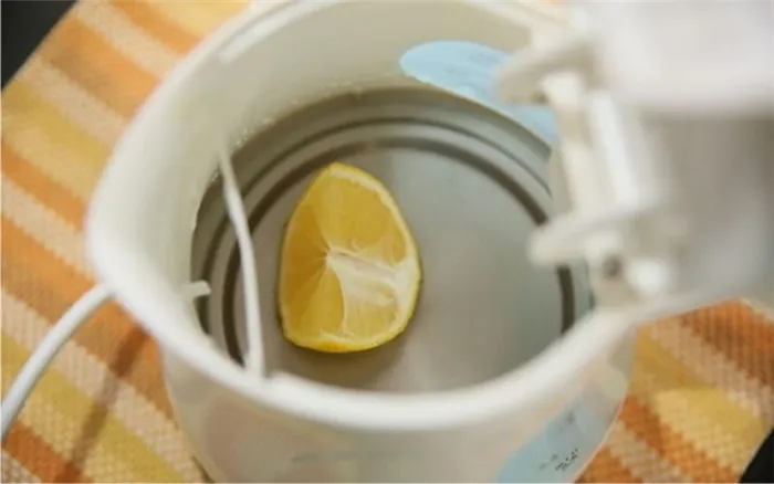 Удаление накипи в чайнике с помощью лимона