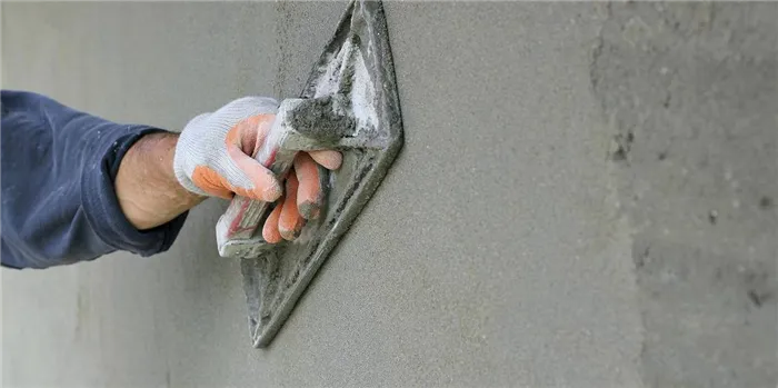 Нанесение шпаклевки на бетон
