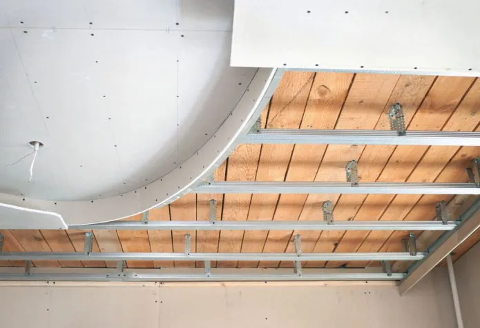 монтаж двухуровневого потолка из гипсокартона