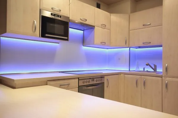 Освещение рабочей зоны на кухне с помощью светодиодной ленты