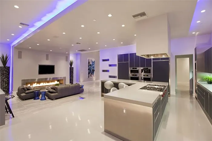 Грамотно продуманная система освещения в квартире-студии в стиле хай-тек