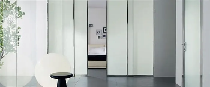 Лаконичные двери со стеклянными матовыми вставками