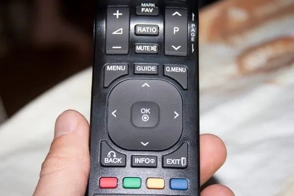 Чем можно заменить пульт от телевизора и как включить без ПДУ