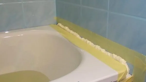 Как избавиться от зазора между ванной и плиткой - фото 3