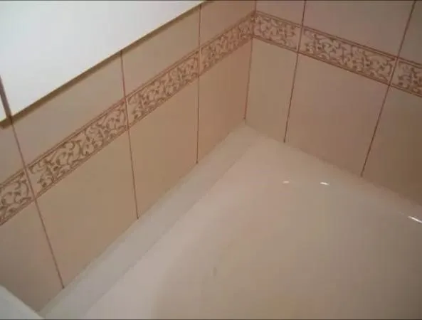 Как избавиться от зазора между ванной и плиткой - фото 6