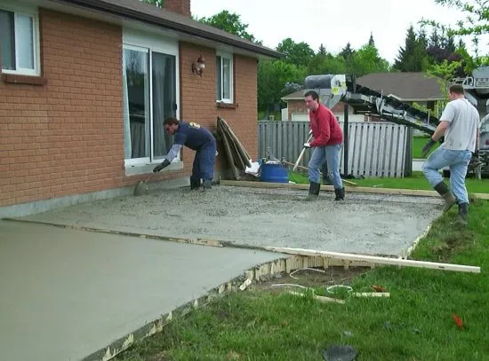Затирка и обработка бетона во дворе после заливки