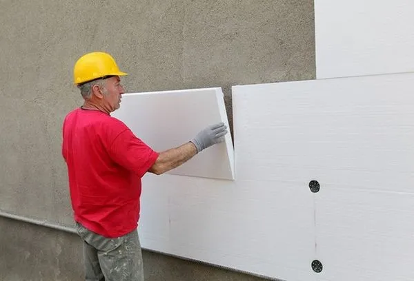 Приклеивание пенопласта к бетонной стене