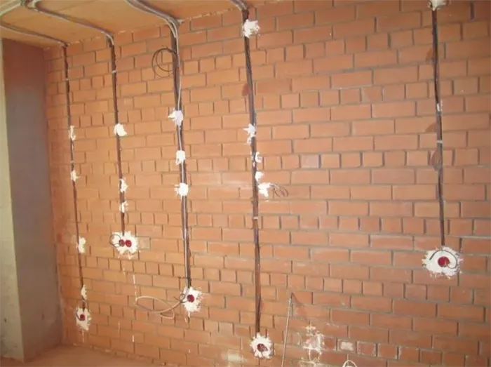 Чем закрепить кабель на стене без сверления