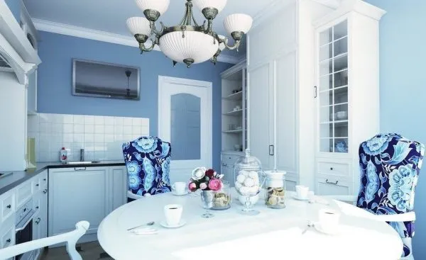 Кухня с голубыми обоями и белой мебелью