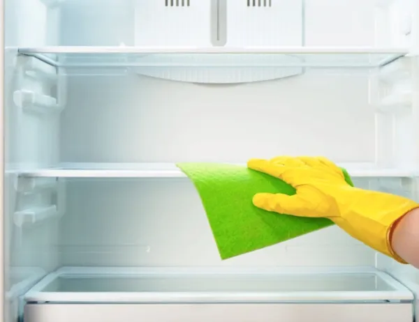 С внутренней и наружной части холодильник требуется обтереть сухими салфетками и оставить открытым.