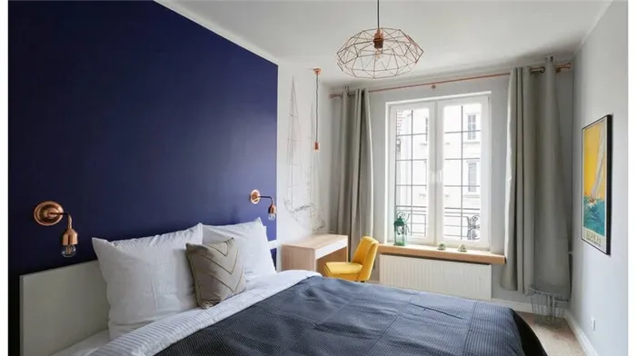 Светлый интерьер спальня синяя белые стены