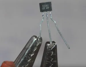 подключение транзистора при поиске проводки мультиметром