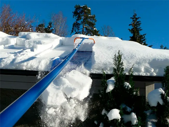 Уборка снега с крыши гаража