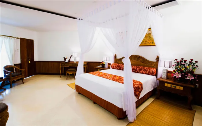 Фото подвесного к потолку балдахина над кроватью из белой прозрачной ткани