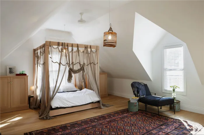 Фото кровати с балдахином закрепленным на деревянном каркасе