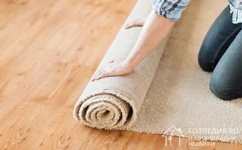 Если вы не можете отказаться от ковров и пледов, убирайте их в кладовую хотя бы в теплое время года, когда в них нет особой необходимости