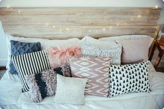 красиво заправленная кровать декор