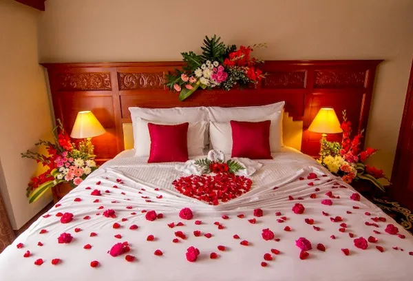 Заправленная кровать для влюбленных 2