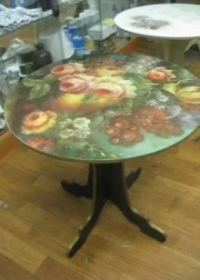 стол в большим цветком