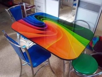 стол с геометрическим рисунком