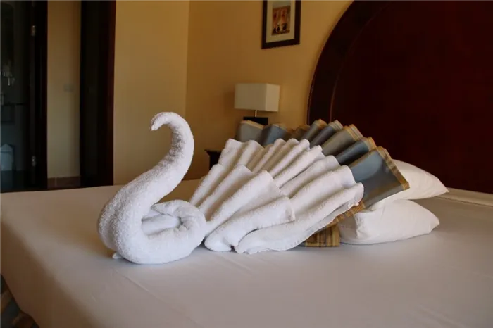 Как сложить полотенечного лебедя