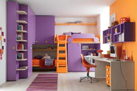 В комнате присутствует три основных цвета — бежевый, фиолетовый и оранжевый