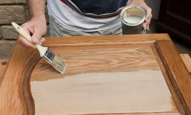 Использование краски для мебели из дерева