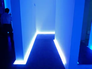 Прием вертикального освещения в коридоре