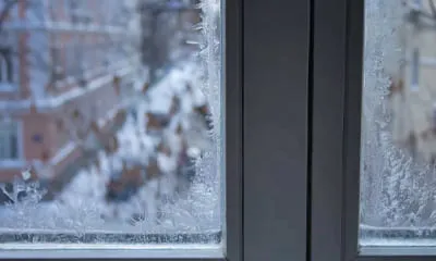 Морозные узоры на пластиковом окне