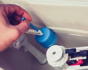 Устройство сливного бачка с кнопкой может перестать набирать воду
