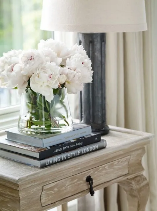 Подложите книги под вазу с цветами, чтобы она выглядела интереснее. / Фото: Ujut-v-dome.ru