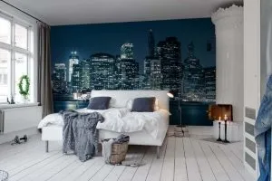 Спальня выглядит стильно и современно благодаря фотообоям с видом на ночной город