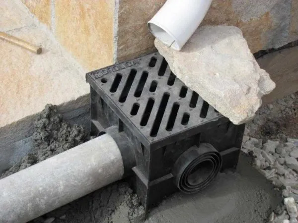 Установка дождеприемника - залить бетоном и 