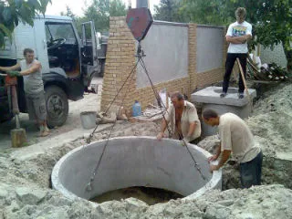 Монтаж крупногабаритного бетонного кольца с помощью автомобильного крана