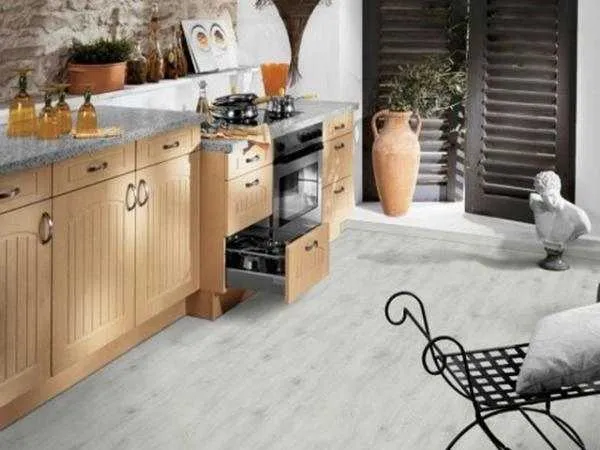 Белый линолеум на кухне с имитацией деревянного пола