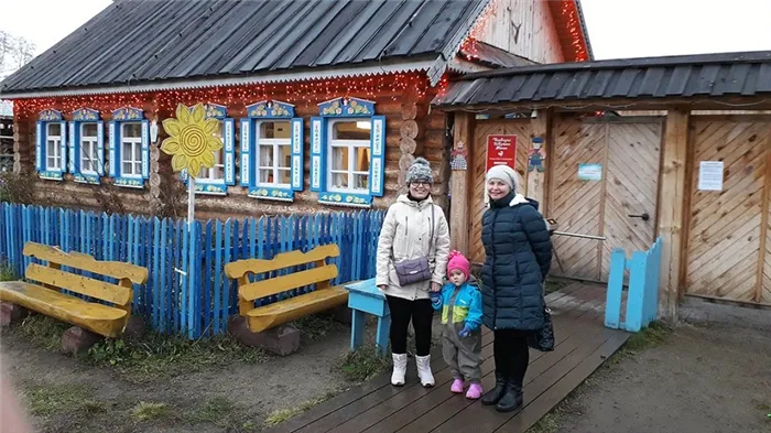 Малуха стоит с избой под одной крышей, но зимой её не топят, экономя тепло